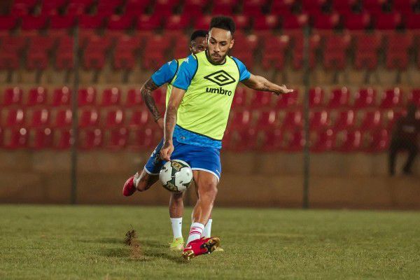 拍马屁的小伙子